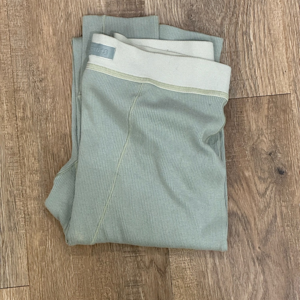 Green ribbed SKIMS leggings